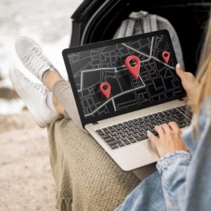 Vue latérale d'une femme faisant une recherche pour trouver une entreprise sur google