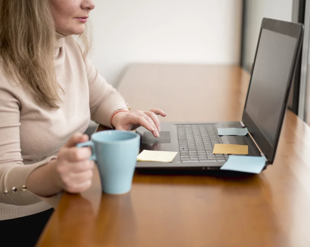 femme travaillant sur un ordinateur portable au bureau