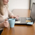 femme travaillant sur un ordinateur portable au bureau