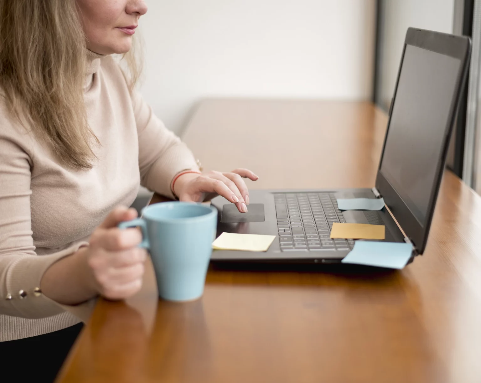 femme travaillant sur un ordinateur portable au bureau